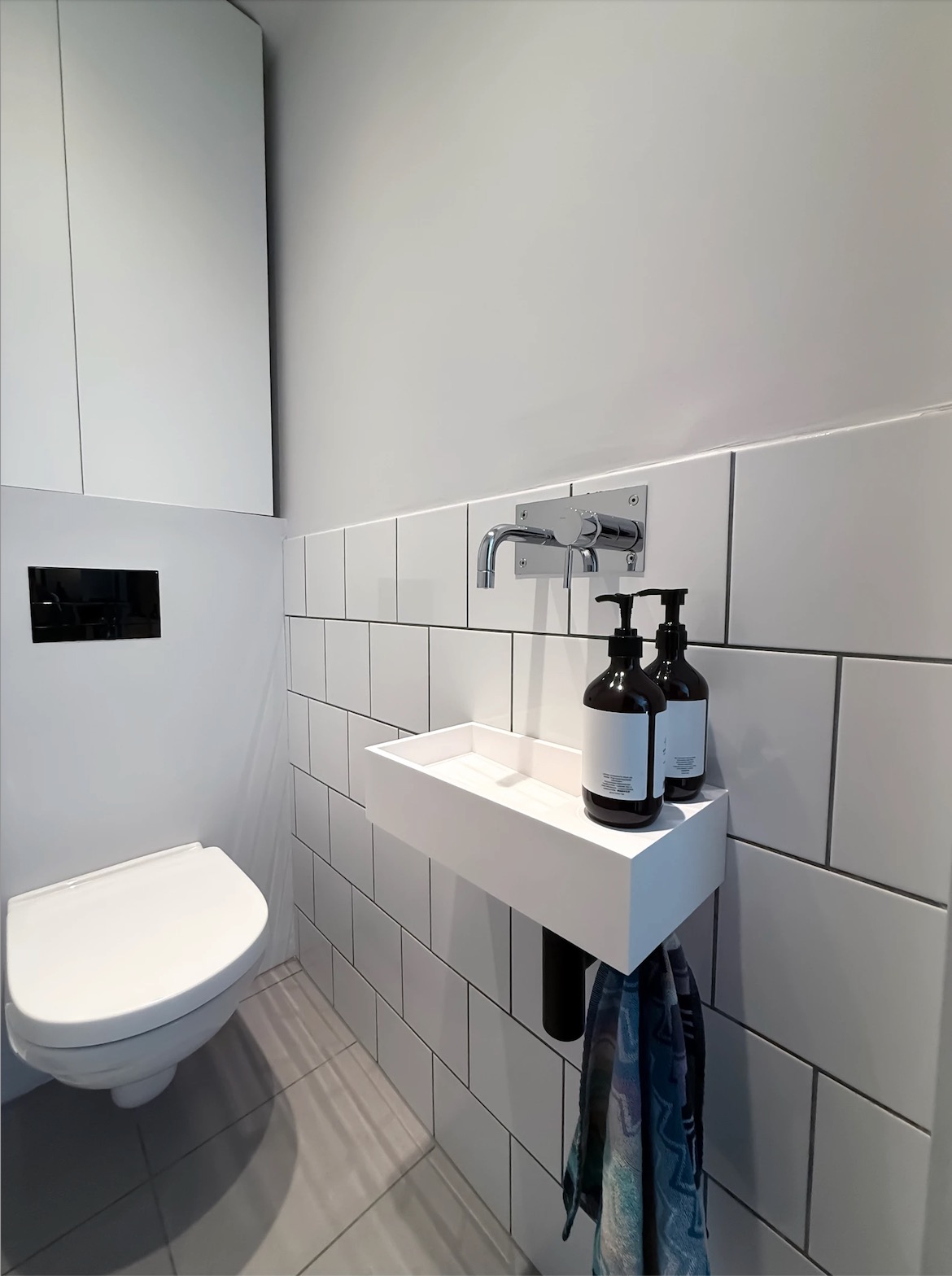 Skapet medfølger ikke. 